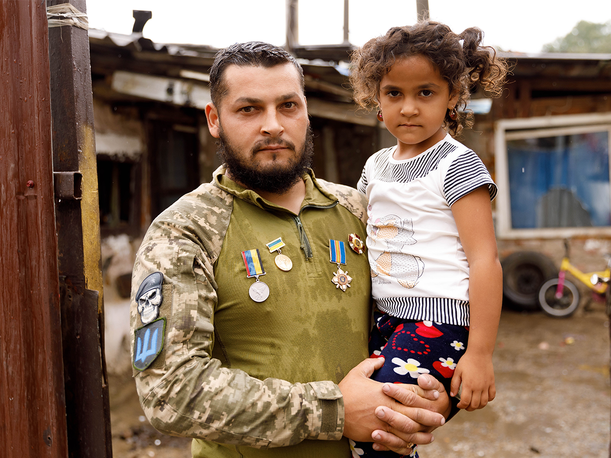 Roma soldier Viktor Ilchak with his daughter. 